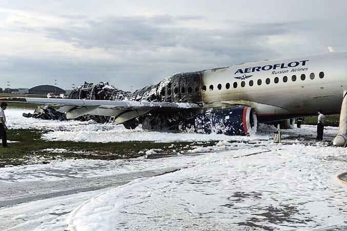 A Superjet néven ismert SSJ–100-as törzsének hátsó fele teljesen elégett (fotó: AP/Beta)