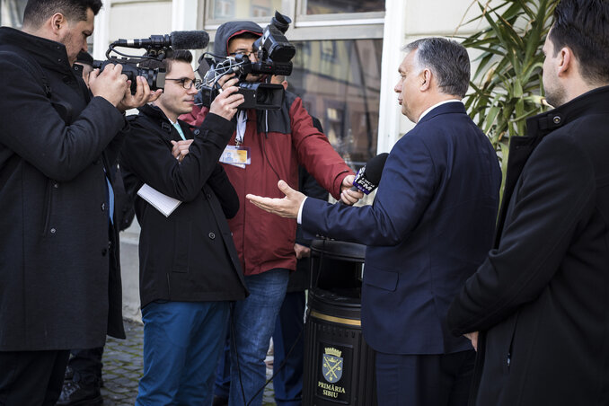 Orbán Viktor miniszterelnök (j2) román újságíróknak nyilatkozik Nagyszebenben (Fotó: MTI/Miniszterelnöki Sajtóiroda/Szecsődi Balázs)