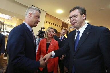 Vučić és Thaçi „kényszerű” kézfogása (Fotó: Beta/AP)