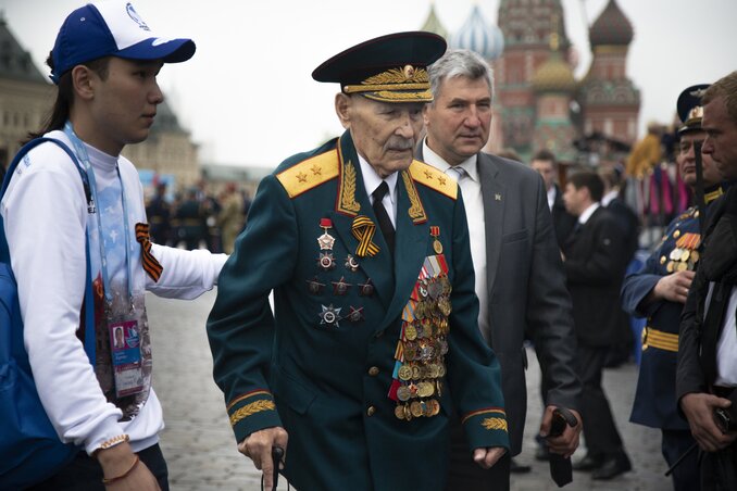 Egy orosz veterán a moszkvai szemlén (Fotó: AP/Beta)