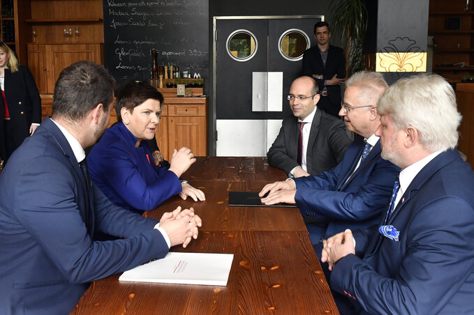 Beata Szydlo lengyel miniszterelnök-helyettes (b2), Trócsányi László igazságügyi miniszter (j2), Biernacki Karol, a Waclaw Felczak Alapítvány kuratóriumi elnöke (j) és Mráz Ágoston Sámuel, a Nézőpont intézet vezetője (j3) a Közép-Európa Európája című konferencia előtt a Larus rendezvényközpontban (Fotó: MTI/Máthé Zoltán)