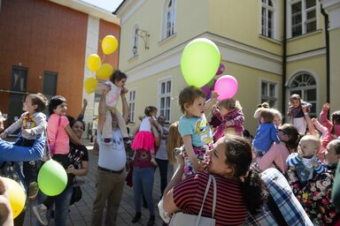 Résztvevők az Emeljünk magasba minél több gyereket! című országos rendezvény egri állomásán (Fotó: MTI)