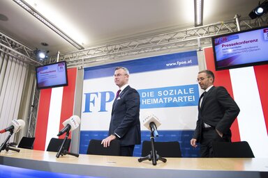 Norbert Hofer és Herbert Kickl a tegnapi, bécsi sajtájékoztatón (Fotó: AP/Beta)