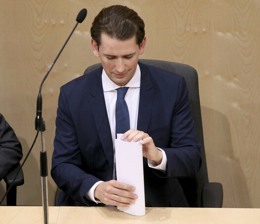 A 32 éves Sebastian Kurz 1945 óta az első osztrák kancellár, aki ellen megszavazták a bizalmatlansági indítványt. Ez volt a 186. ilyen eset (Fotó: AP/Beta)