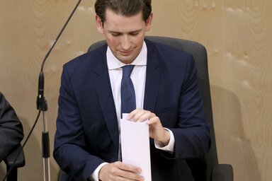 A 32 éves Sebastian Kurz 1945 óta az első osztrák kancellár, aki ellen megszavazták a bizalmatlansági indítványt. Ez volt a 186. ilyen eset (Fotó: AP/Beta)