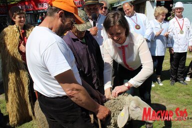 Az első nyisszentést a nagykövetségi tanácsos végezte el (Kiss Zoltán felvétele)