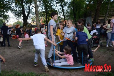 A falunapon alaposan letesztelték a gyerekek a játékelemeket, az örvényforgó folyamatos használatban volt (Kazinczy Paszterkó Diana felvétele)