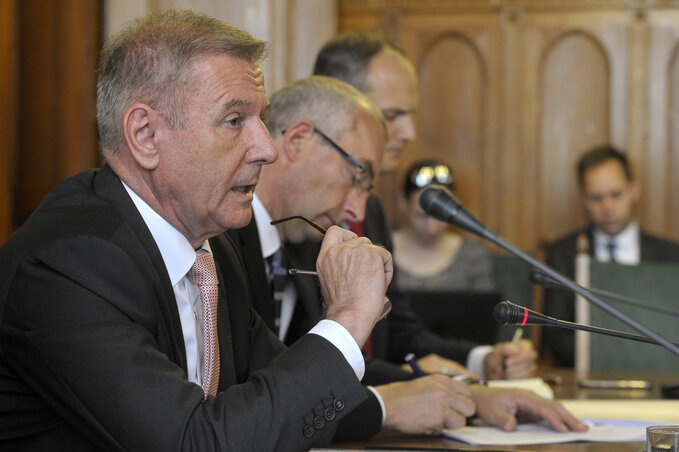 Benkő Tibor védelmi miniszter (balról) szerint a Nyugat-Balkánon továbbra is nagyon instabil a helyzet (Fotó: MTI)