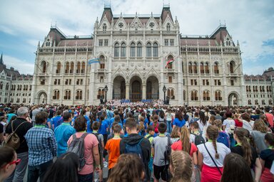 Diákok éneklik a Kézfogás című dalt a parlament előtt (Fotó: MTI)