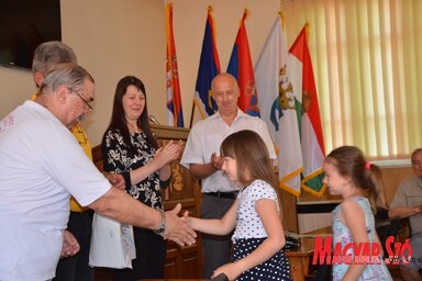 Fodor Nina és Sevarac Emese átveszik a képzőművészeti pályázat első díját (Kazinczy Paszterkó Diana felvétele)