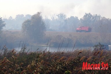 A szél nehezíti a tűzoltók munkáját (Kecskés István felvétele)