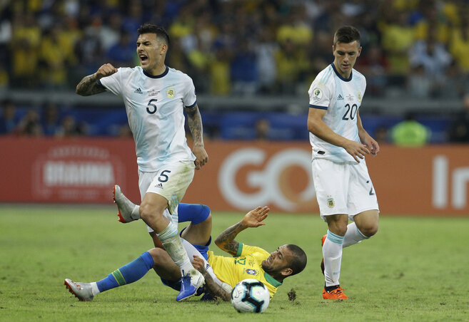 Dani Alves nem bánt kesztyűs kézzel az argentinokkal (Fotó: Beta/AP)