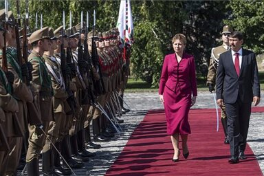 A magyar államfő először találkozott az elnöki tisztséget egy hónapja betöltő kollégájával (Fotó: MTI)