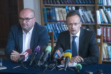 Szijjártó Péter miniszter (j) és Brenzovics László, a Kárpátaljai Magyar Kulturális Szövetség (KMKSZ) elnöke (b) sajtótájékoztatót tart (Fotó: MTI/KKM/Burger Zsolt)