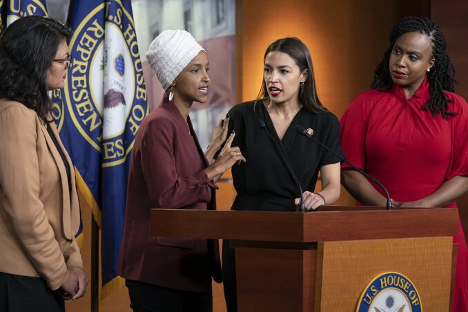 Rashida Tlaib, Ilhan Omar, Alexandria Ocasio-Cortez és Ayanna Pressley képviselőnők a törvényhozás elítélő határozata előtt reagáltak az elnök által őket ért sértésekre (Fotó: AP via Beta)