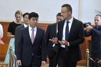 Szijjártó Péter (elöl, j) és Ri Ki Jeon, a dél-koreai Bumchun Precision Co. Ltd. elnöke (Fotó: MTI)