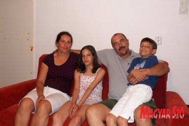 A Fodor család: Izabella, Emese, Ákos és Gergő (Horváth Zsolt felvétele)