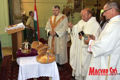 Ünnepi kenyérszentelés Tiszaszentmiklóson (Gergely József felvétele)