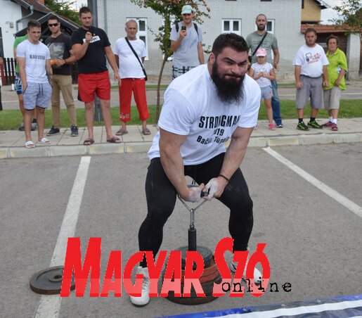 A kéz fogásának, illetve szorításának az erősségét először mutathatták meg a versenyzők a vidékünkön. A képen a topolyai verseny győztese, Saša Lampaš (Kazinczy Paszterkó DIana felvétele)