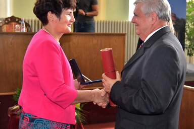 A Pro Urbe díjat Czegledi Rudolftól, Zenta község polgármesterétől vehette át (Gergely József felvétele)