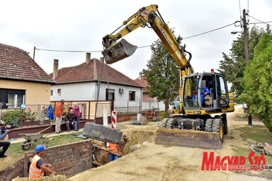 A Mácsvai utcában 400 méteres szakaszon bővítik a szennyvízhálózatot (Fotó: Gergely Árpád)