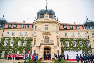 A négy államfő Lány kastélyában, a cseh államfők vidéki rezidenciáján (Fotó: MTI)