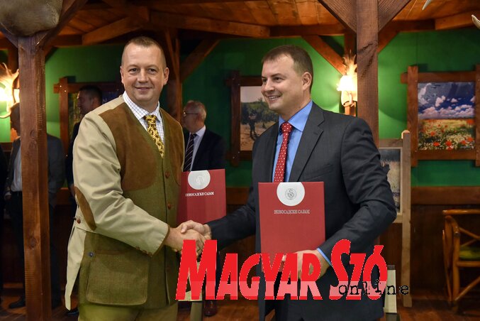 Kókai Roland és Slobodan Cvetković igazgatók együttműködési szerződést írtak alá (Fotó: Ótos András)