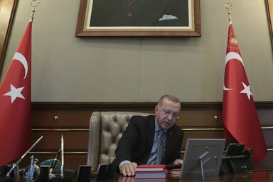 Recep Tayyip Erdoğan telefonon beszél véderőminiszterével, Hulusi Akarral mielőtt kiadta a támadási parancsot (Fotó: TPPS via AP/Beta)