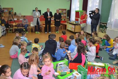 A gyermekhét alkalmából a Kolibri óvodába látogatott a községi elnök (Kazinczy Paszterkó Diana felvétele)