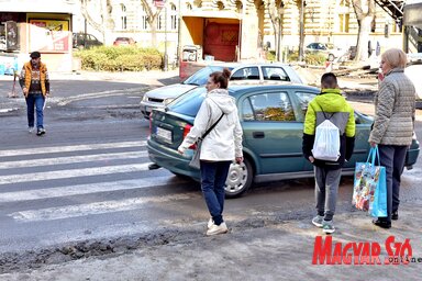 Jelzőlámpa hiányában nehéz az átkelés a zebrán (Fotó: Gergely Árpád)