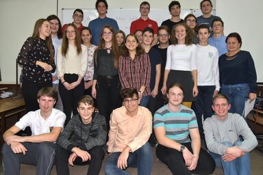 A Nemzetközi Magyar Matematikaversenyre továbbjutott középiskolás diákok és Csikós Pajor Gizella igazgató