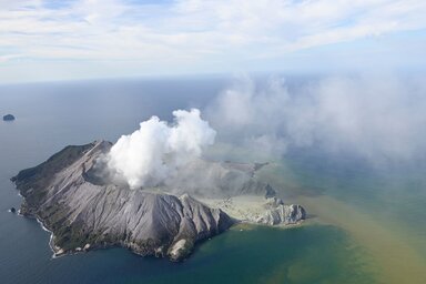 A tűzhányóból 3,6 kilométeres gőz- és hamufelhő emelkedett fel (Fotó: New Zealand Herald via AP/Beta)