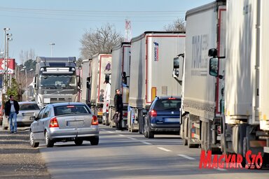 A kamionsor szerdán is nehezítette a közlekedést Kelebián (Fotó: Gergely Árpád)