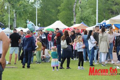 Megtelt a Palicsi-tó sétánya (Benedek Miklós felvétele)