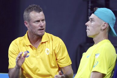 Lleyton Hewitt ausztrál szövetségi kapitány (balról) jó tanácsokat adott Alex de Minaurnak (Fotó: Beta/AP)