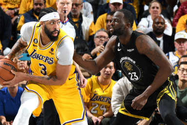 Draymond Green várja Anthony Davis következő megmozdulását (Fotó: Getty Images)