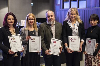 A díjazottak: B. Vida Júlia, Péter Beáta, Zirig Árpád, Benkő Andrea és Zubor Rozália (Fotó: MTI)