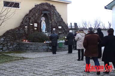 A zarándokok első útja a templomudvarban épített lourdes-i barlanghoz vezetett (Góbor Béla felvétele)