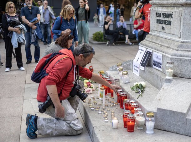 A vračari iskolában történt vérfürdő sok zágrábit is megdöbbentett. A felvételen gyertyát gyújtanak és virágot helyeznek el a Petar Preradović téren (Fotó: Beta/HINA)