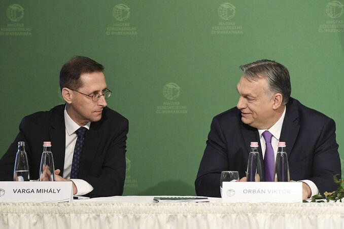 rbán Viktor kormányfő és Varga Mihály pénzügyminiszter a kamara évnyitóján (Fotó: MTI)
