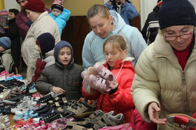 Összesen 65 család kapott csomagot, vagyis megközelítőleg 300 gyermeknek tették a szervezők szebbé a karácsonyát.

