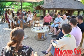 Kerekasztal-beszélgetés a XX. Ifjúsági Etnotáborban (Ótos András felvétele)