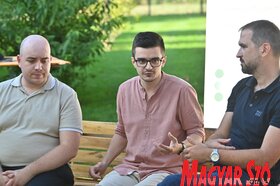 Kerekasztal-beszélgetés a XX. Ifjúsági Etnotáborban (Ótos András felvétele)