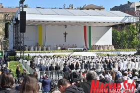 Pápai szentmise a Kossuth téren (Ótos András felvétele)