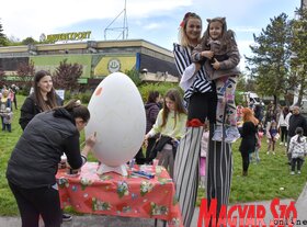 Nagypénteki tojásfestés Újvidéken az ortodox nagypéntek alkalmából (Ótos András felvétele)